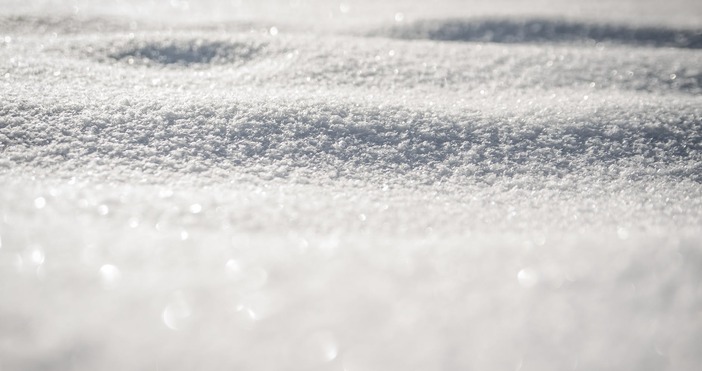 Снимка PexelsСвличане на снежна маса временно блокира прохода Троян-Кърнаре.Движението в