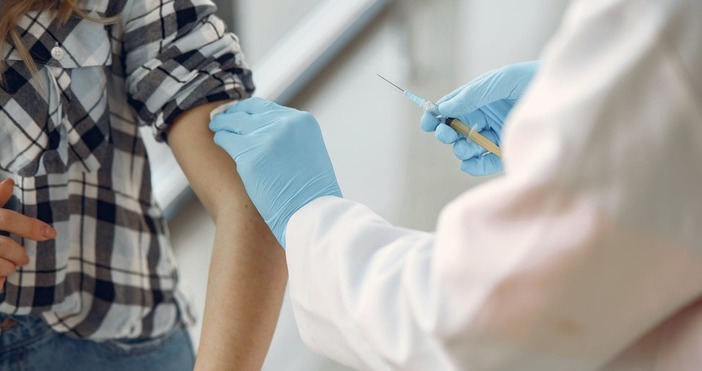 Снимка PexelsВ страната са ваксинирани малко под 290 000 здравни работници