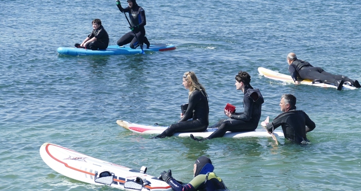 снимки и видео читател на Петел Варненски сърфисти изпълниха трогателен ритуал