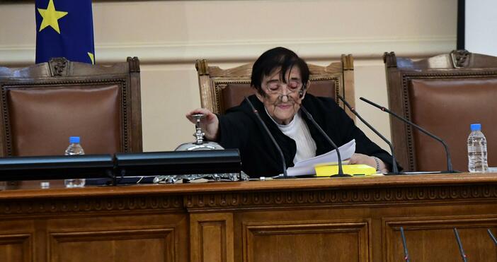 Снимка: БулфотоМика Зайкова да води шоуто в парламента постоянно!Огромен брой