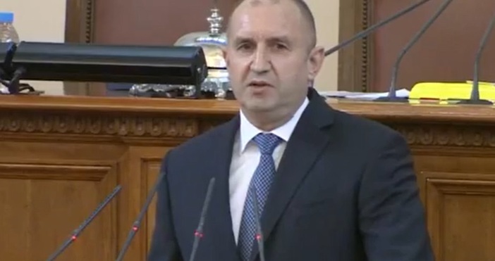Кадър БНТПрезидентът Радев изнася реч в парламента в момента Целият