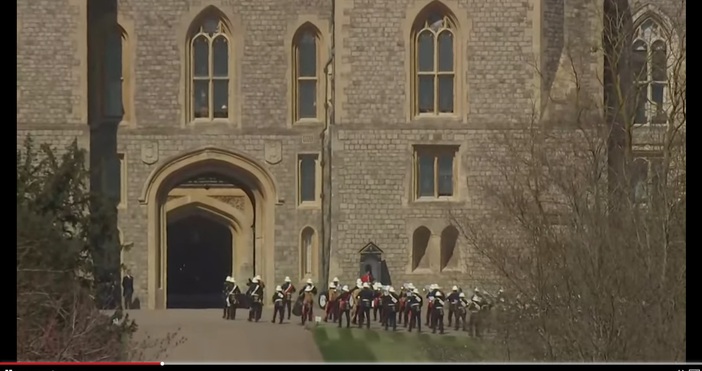 Кадър Youtube Guardian News Принц Филип бе погребан днес а церемонията