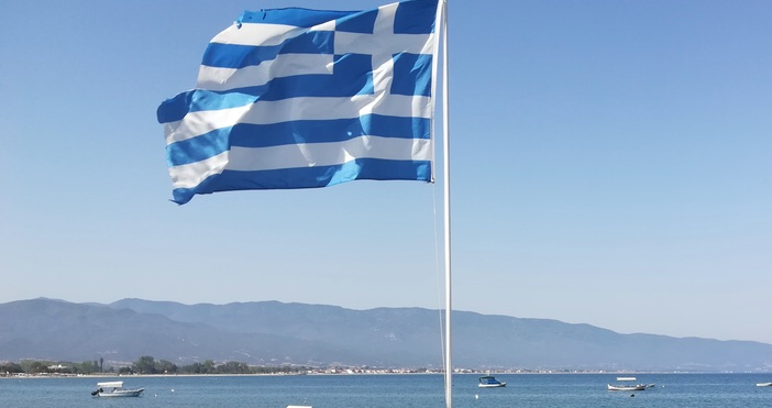 Снимка Петел архивОт понеделник 19 април Гърция премахва задължителната