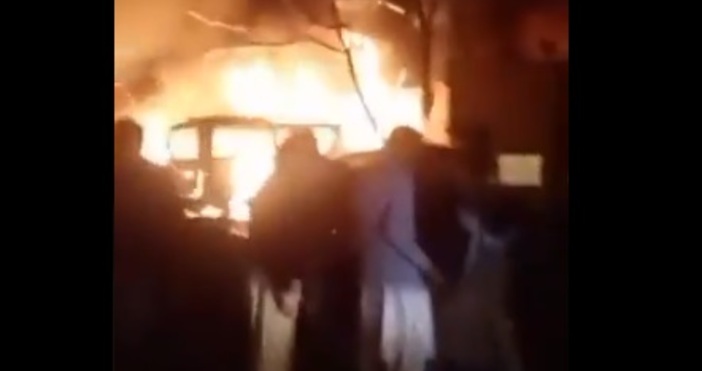 Стопкадър Storai MandokhailНатоварена с експлозиви кола се взриви пред луксозния хотел