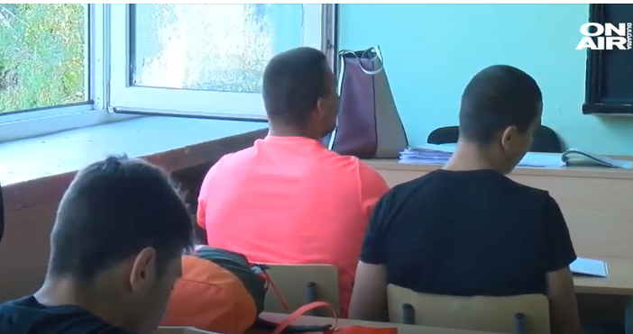 Кадър и видео България Он ЕърТемата около обучението на учениците