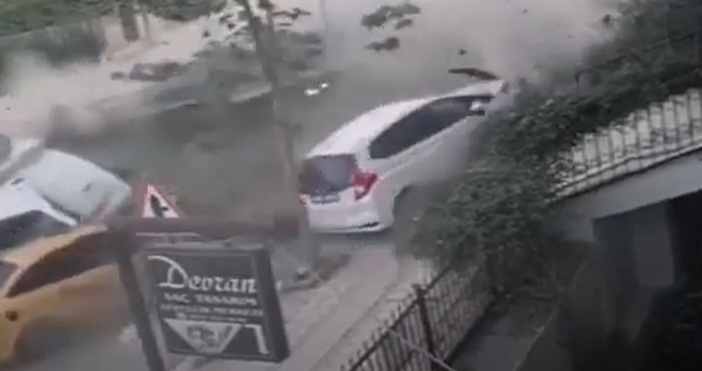 Кадър Хюриет МарицаУжасна трагедия в Турция в южния град Хатай Автокран блъсна