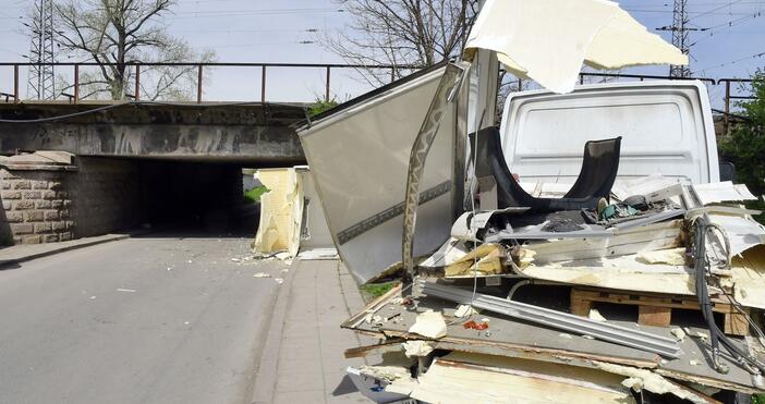 Снимки БулфотоНеприятен инцидент се е случил с камион в София