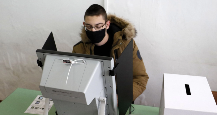 Снимка БулфотоЧовек от ЦИК разясни подробности за машинното гласуване на