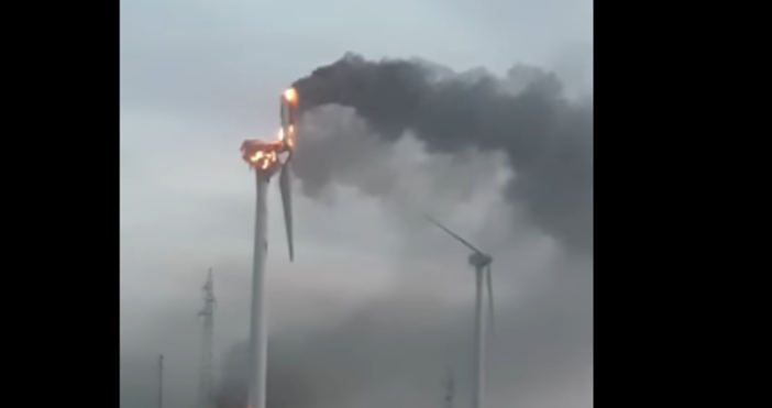 Кадри Миглен МаноловГигантски ветрогенератор гори край Каварна Пламъците се виждат от
