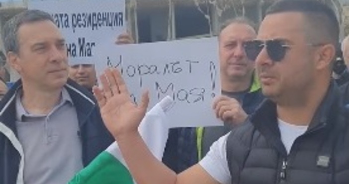 Кадър Фейсбук ГЕРБ БургасГЕРБ Бургас начело с кмета Димитър Николов излезе на протест