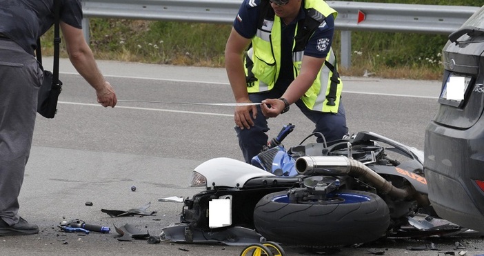 снимка БулфотоКървав вторник Двама мотористи загинаха в различни катастрофи днес Тежка катастрофа