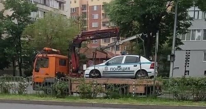 кадър   Забелязано в Пловдив фейсбукПолицейски автомобил е бил вдигнат от паяк