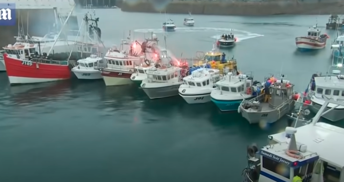 кадър  YouTubeВеликобритания изпрати част военноморския си флот около остров Джърси
