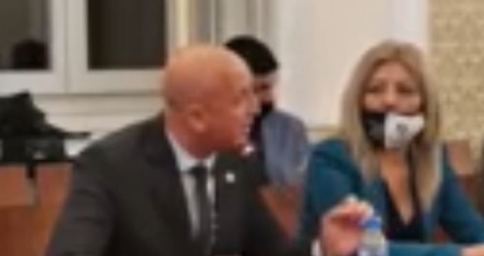  Кадър Мая Манолова ФейсбукВ момента комисията по ревизията изслушва министъра
