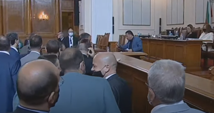 снимка БулфотоВри и кипи в последното заседание на парламента Отново има