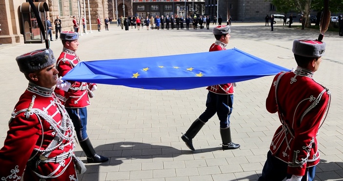 Снимки Булфото Знамето на Европейския съюз бе издигнато пред президентсдтвото