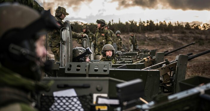 Кадър ArtilleriregementetВсяко преначертаване на граници в Европа вещае война Затова и предвидливите