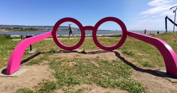 снимки Булфото Розови очила през които да гледат морето и Варна