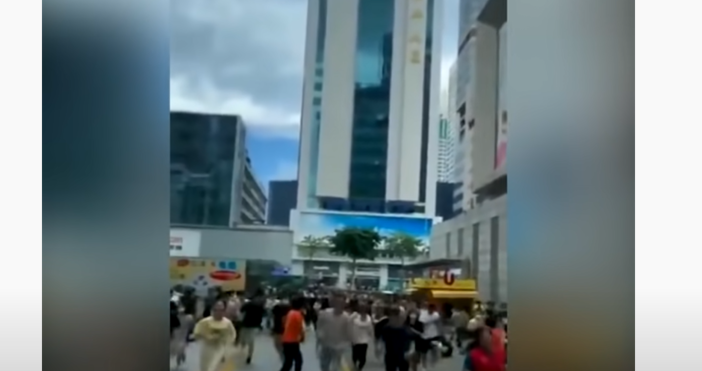 Кадър Гигантски небостъргач в Китай се разклати Става въпрос за сграда