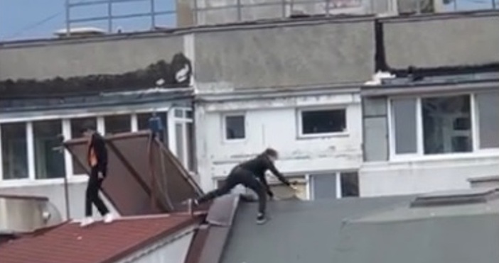 кадри  Светослав Георгиев Редактор  Деца които бягат по покривите на сгради бяха заснети
