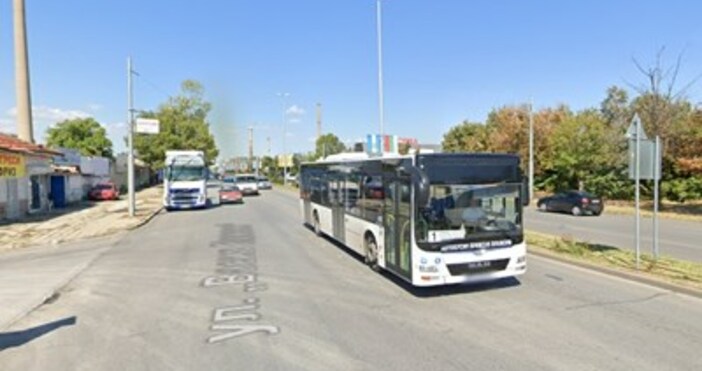 илюстрация  Street View GoogleТой се намира на площадката на бившия консервен комбинат Спират движението
