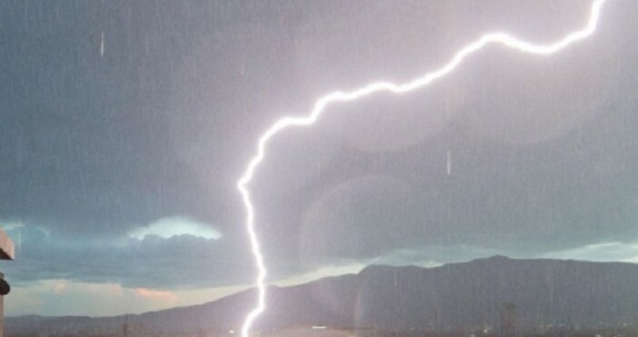 Снимката е илюстративна БулфотоСбъднаха се прогнозите на синоптиците Мощни бури обхванаха