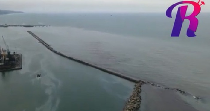 Кадър Голям нефтен разлив в руската част на Черно море В района