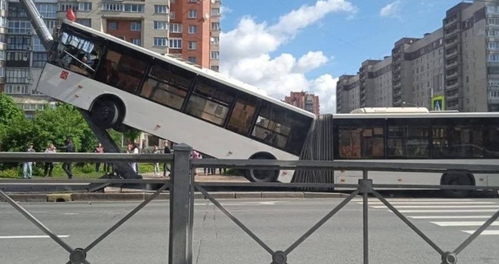 Редактор Виолета Николаеваe mail  Снимка  Автобусът се блъсна в стълб в Санкт Петербург Броят