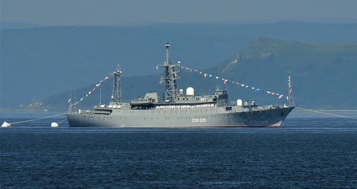 Кадър sdelanounasИграта на нерви между САЩ и Русия продължава Руски разузнавателен кораб принуди