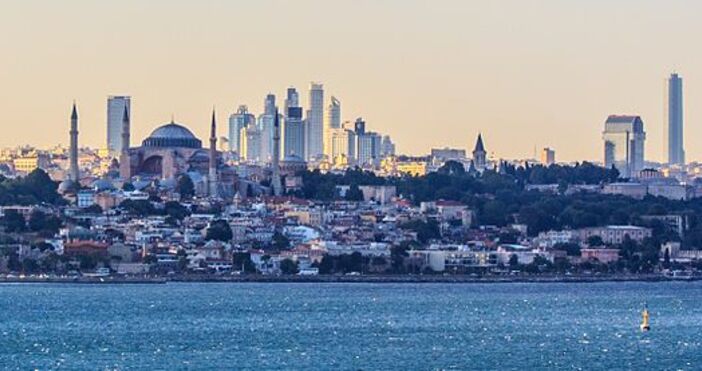 фото  Ben Morlok Уикипедия  Спряно е корабоплаването през Босфора в Истанбул