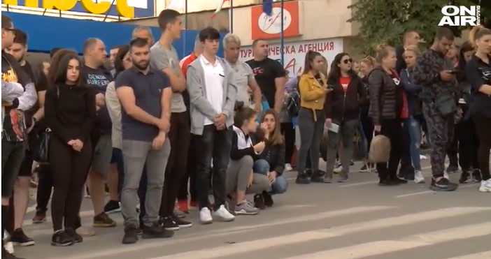 Кадър България Он Еър Хората в Петрич искат справедливост след трагичната кончина