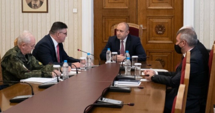 Румен Радев на среща с министъра на отбраната Георги Панайотов