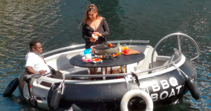 снимки БулфотоС лодки барбекю и лодки басейни се опитват да привлекат нови