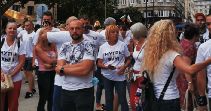 Редактор: e-mail: Снимка Фейсбук/Мая МаноловаМая Манолова призова хората да дойдат пред Съдебната