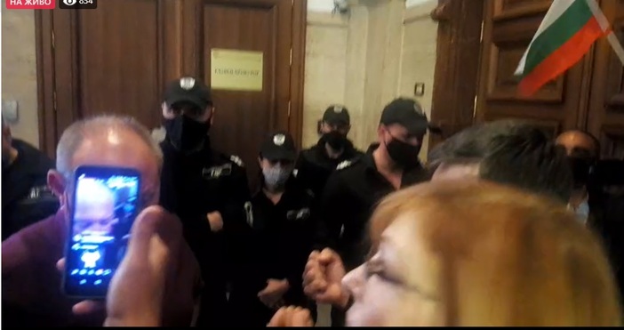 Редактор: e-mail: Кадър и видео Фейсбук/Отровното триоХора от протеста пред Съдебната палата в София