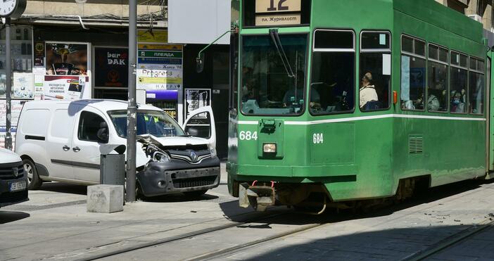 Снимки БулфотоКатастрофа на площад Славейков в София Блъснаха се трамвай