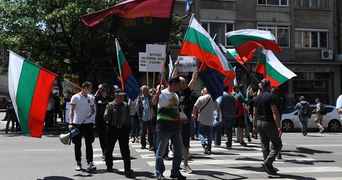 снимки БулфотоВМРО направи протестен митинг пред централата на ДПС в София  Те
