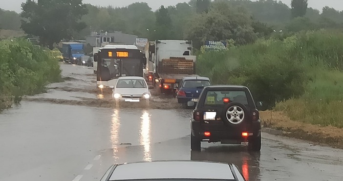 Проливният дъжд във Варна отново наводни крайезерния път Снимка във фейсбук
