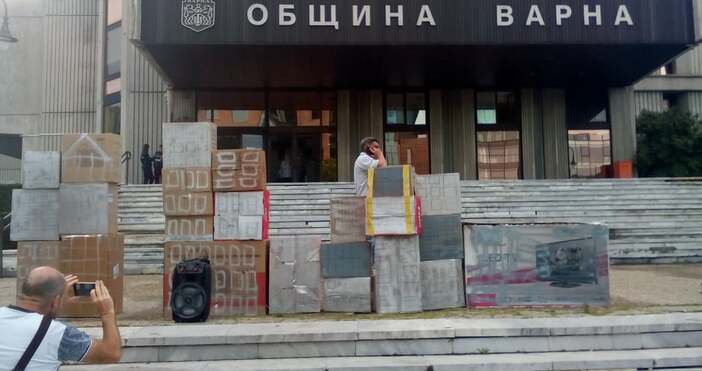 Редактор  Снимка ПетелПротестиращите във Варна искат оставките на кмета Иван Портних