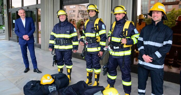 снимка Live Varna bg15 комплекта пожарозащитни шлемове ботуши ръкавици и пожарникарски колани