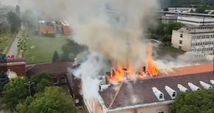 Снимка ТВ ДимитровградОгромен пожар бушува в една от административните сгради