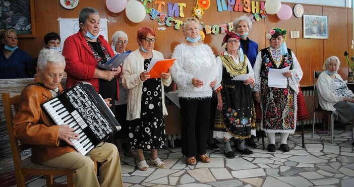 снимки: Live.Varna.bgКомплексът за социални услуги за възрастни хора Гергана“ отбеляза