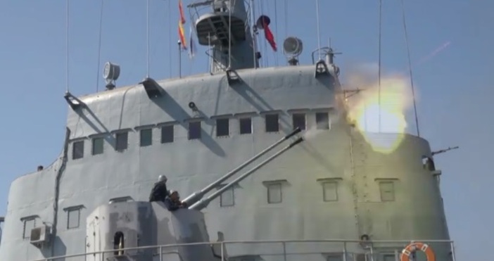 Кадър Руско министерство на отбраната Русия показва мускули в Черно море