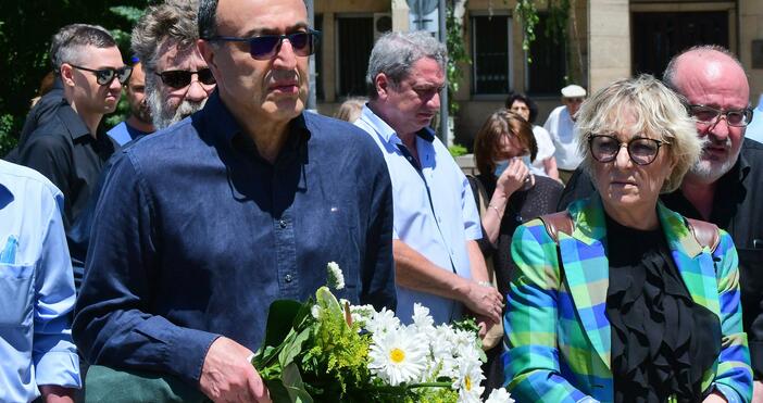 Снимки Булфото видео NOVA и vbox7 comБлизки и приятели изпратиха Евгений Бакърджиев в