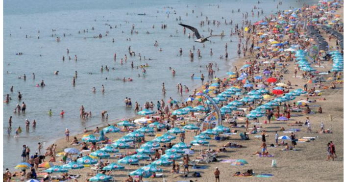 Снимка БулфотоОбявиха на кои плажове в България чадърите и шезлонгите