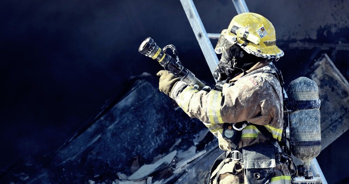 Снимка PexelsПожарникар който е издирвал хора под развалините на срутената