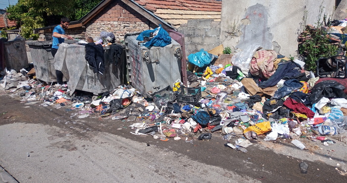 Редактор Виолета Николаеваe mail  Улица във Варна е затрупана с боклуци посред лято