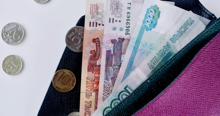 Редактор: Виолета Николаеваe-mail: Снимка PexelsРублата продължава да поевтинява на Московската борса за