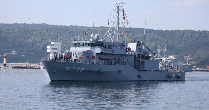 Снимки БулфотоОживления цари край пристанището  На Морска гара Варна пристигнаха първите