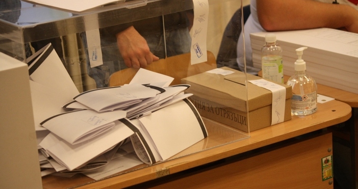 снимка Петел архивРедактор  В три секции във Варна машините за гласуване